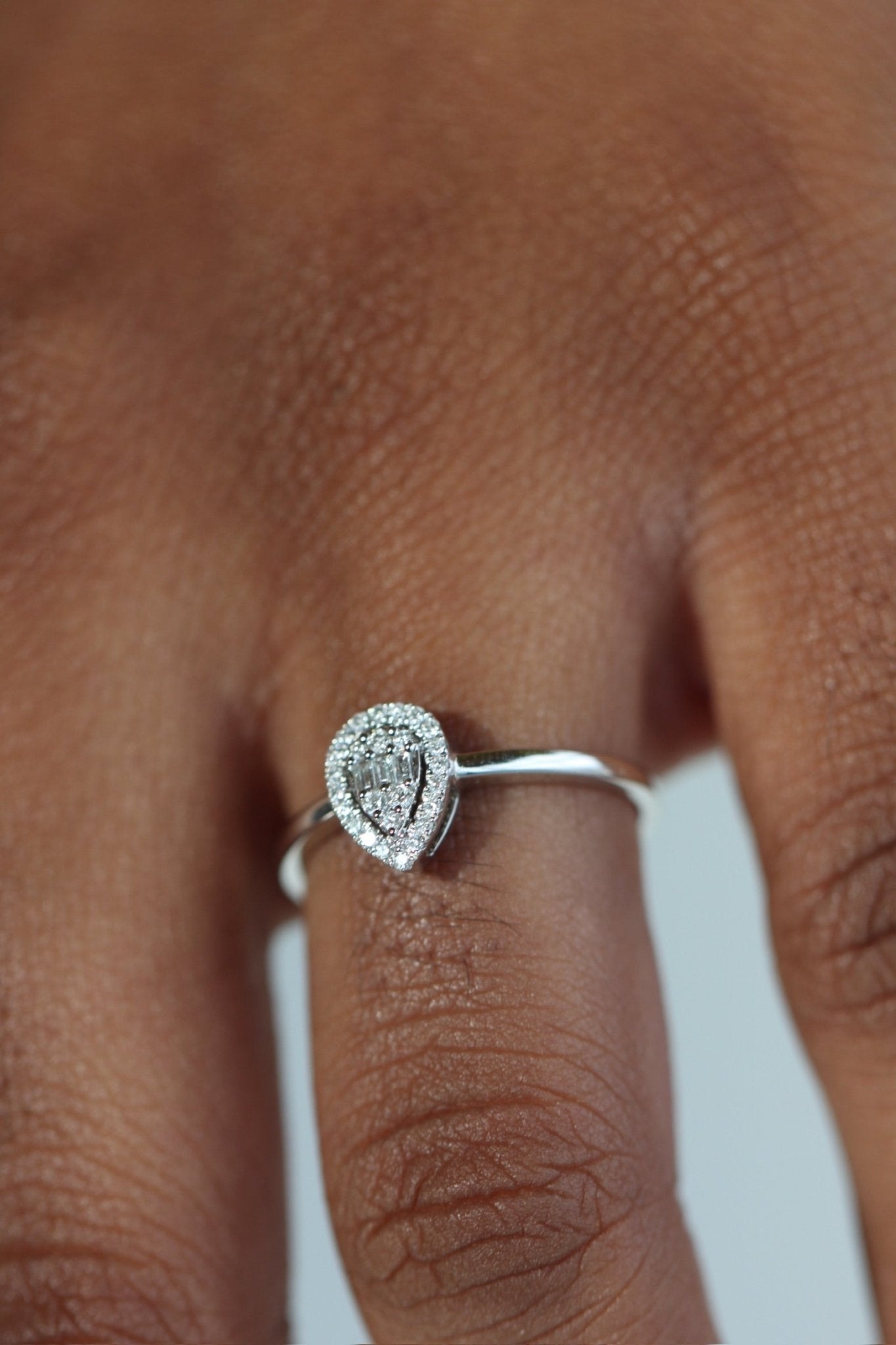 Bague Fiançailles Or Blanc 14 Carats - Rubis Naturel Taille Poire 2,32 Ct - Diamants